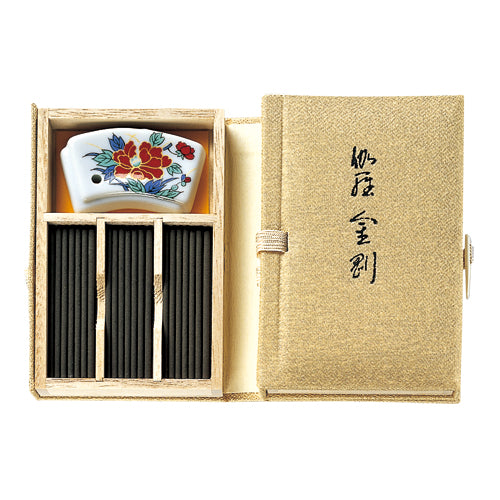 伽羅金剛 スティック60本入 甘みのある華やかな味わいの沈香・伽羅を豊富に用い、白檀・生薬系香料を調合しております。優雅で重厚感のある香りです。